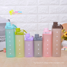 Bouteille d&#39;eau en plastique de couleur de bonbons de forme carrée sans BPA avec la bouteille d&#39;eau de sport de poignée